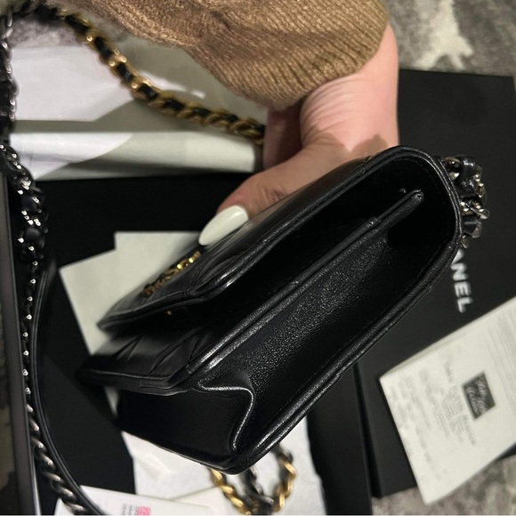 Chanel 19 Wallet on Chain. Wore a few times. Excellence condition. - Picture 2 of 3